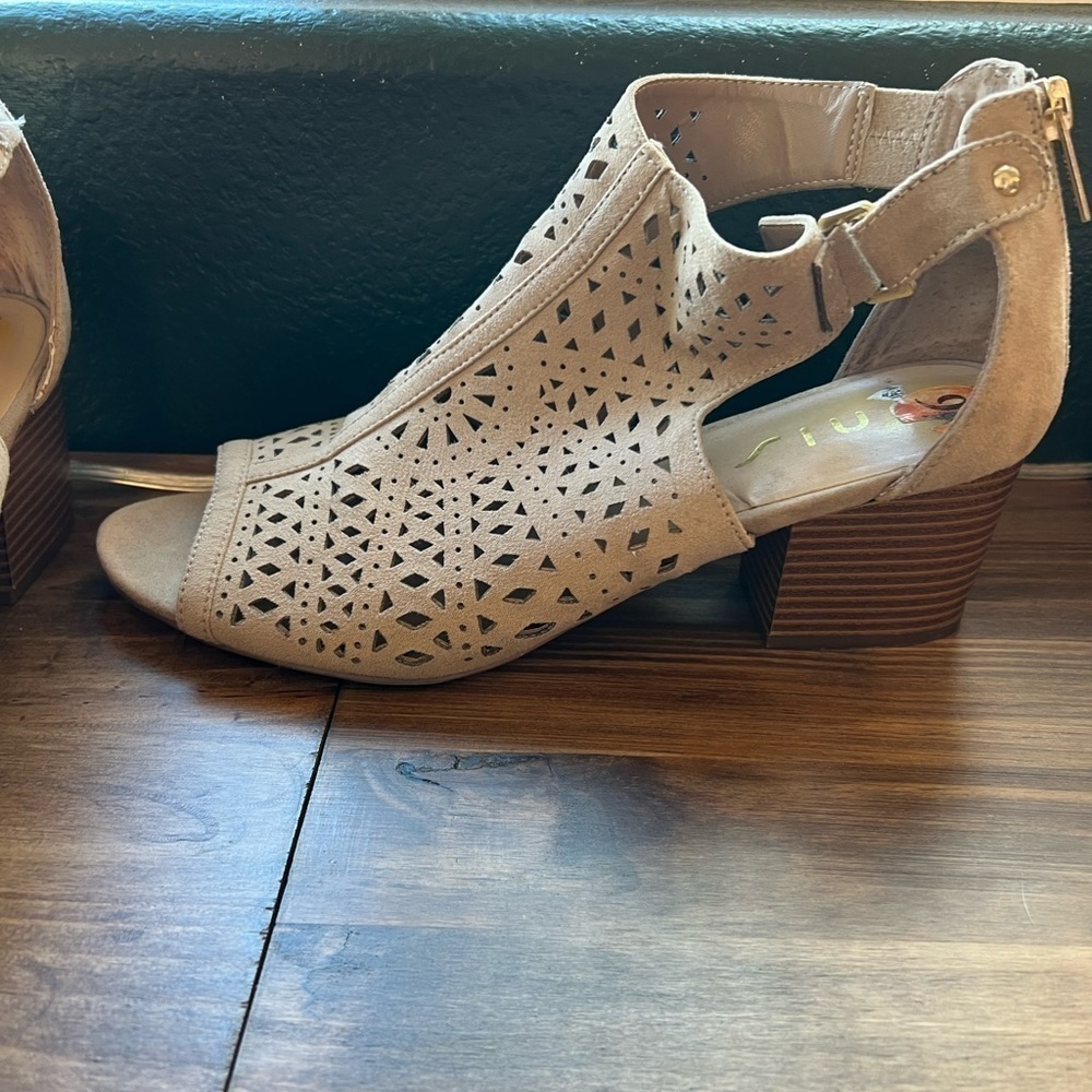 Unisa‎ Women’s Cream Heels Size 9.5